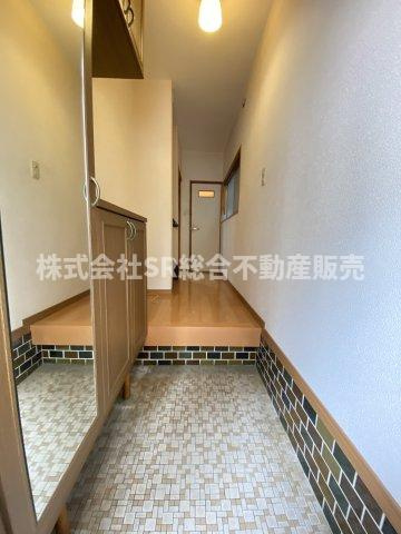 新池島町3丁目中古戸建の玄関|玄関には姿見付のシューズボックスもございます！