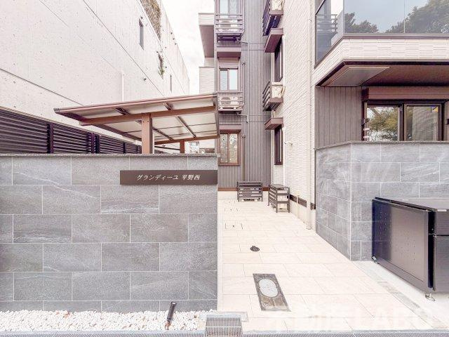 グランディーユ平野西のエントランス