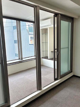 大阪市中央区西心斎橋２丁目の店舗事務所のバルコニー