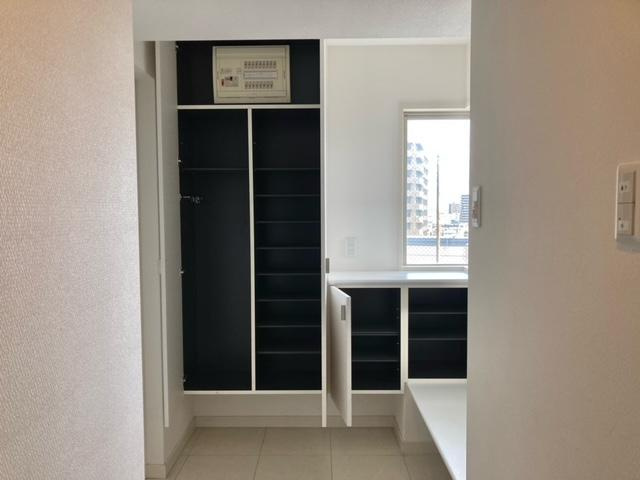 【玄関】ロイヤルガーデン徳島駅西