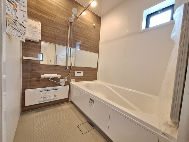 【浴室】 | 練馬区土支田2丁目　新築一戸建住宅　全1棟　（成増店） | 一日の終わりに、足を伸ばして深呼吸。1坪サイズの広々バスルームで、至福のリラックスタイムを。
浴室乾燥機標準装備。浴室乾燥だけでなく、洗濯物も干せるので雨の日にも大助かりです。