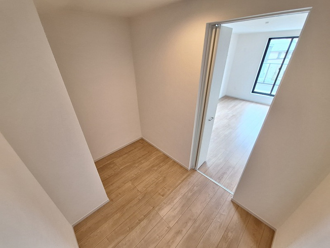 【収納】 | 練馬区土支田2丁目　新築一戸建住宅　全1棟　（成増店） | 7.8帖の主寝室内のウォークインクローゼット。