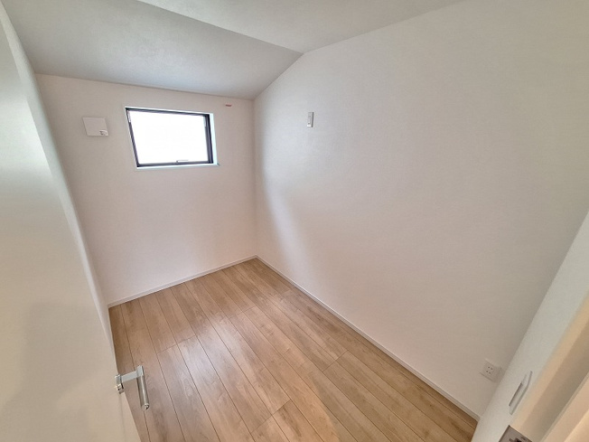 【洋室】 | 練馬区土支田2丁目　新築一戸建住宅　全1棟　（成増店） | 3帖の納戸。収納としても、リモートワーク部屋としても活用できます！