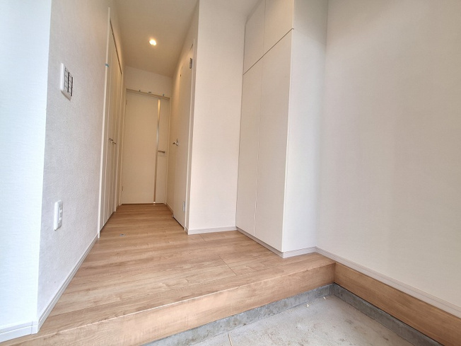 【玄関】 | 練馬区土支田2丁目　新築一戸建住宅　全1棟　（成増店） | 玄関にはシューズボックスの他、土間収納を採用。
