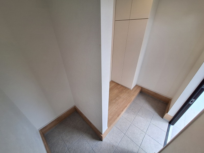 【玄関】 | 練馬区土支田2丁目　新築一戸建住宅　全1棟　（成増店） | ベビーカーやアウトドア用品などがスッキリと収まるSIC(土間収納)

