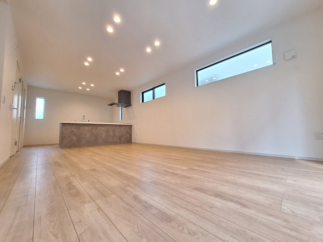 【居間・リビング】 | 練馬区土支田2丁目　新築一戸建住宅　全1棟　（成増店） | 三面採光を採用し、明るい光が差し込みます。