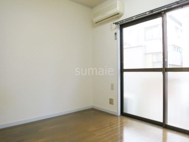 キャトルセゾンの居間・リビング|明るいお部屋です☆