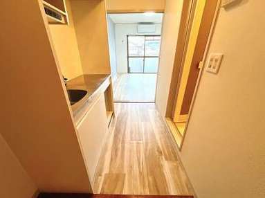 草津市草津町の店舗事務所の玄関