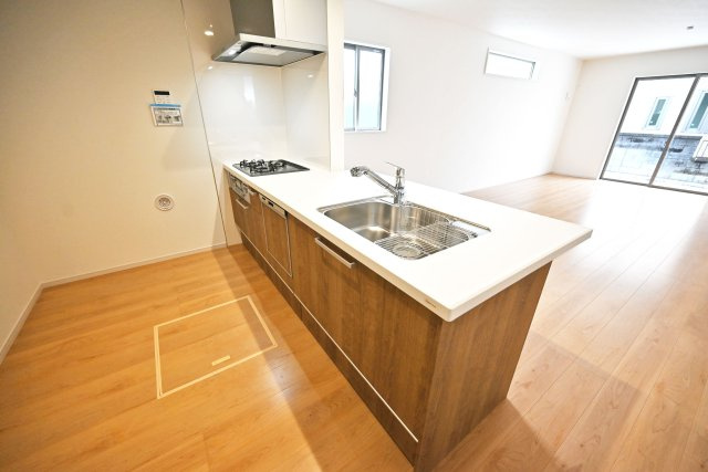 テラシエ小浜4丁目新築一戸建て│4LDK＋並列駐車2台可のキッチン|キッチンからリビングに向かって撮影した写真です。お料理をしながらリビング全体を見渡せるので、小さなお子様がいらっしゃるご家庭でも安心です。