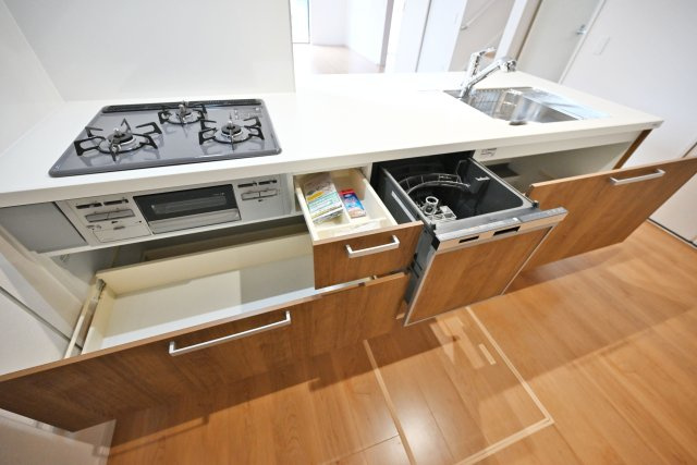 テラシエ小浜4丁目新築一戸建て│4LDK＋並列駐車2台可のキッチン|キッチン上部には広いワークトップを確保。お料理の盛り付けにも便利。シンク下の収納スペースには大きなお鍋やフライパンのような調理器具もスッポリ入ってキッチン周りをキレイに保てます。