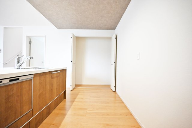 テラシエ小浜4丁目新築一戸建て│4LDK＋並列駐車2台可のキッチン|キッチンスペースは食器棚を配置しても余裕の広さ。お料理中でも複数人がすれ違えます。又、キッチン横にはパントリースペース有り。食材等も収納できるのが◎