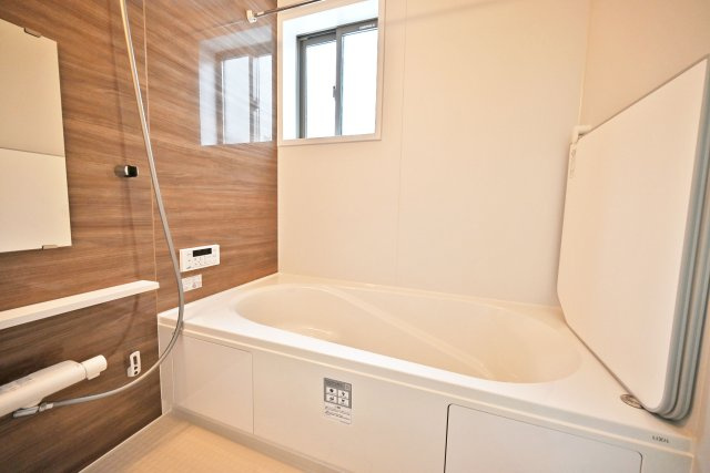 テラシエ小浜4丁目新築一戸建て│4LDK＋並列駐車2台可の浴室|1階浴室の内観写真です。足を伸ばしてゆっくりくつろげる1616サイズのユニットバスを導入しました。素敵なバスタイムをお楽しみください。