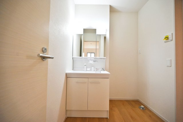 テラシエ小浜4丁目新築一戸建て│4LDK＋並列駐車2台可の独立洗面台|洗面台はシャンプードレッサーを導入しており、洗髪をしていただくこともできます。十分な明るさのある2照明を採用し、朝支度もスムーズに進みます
