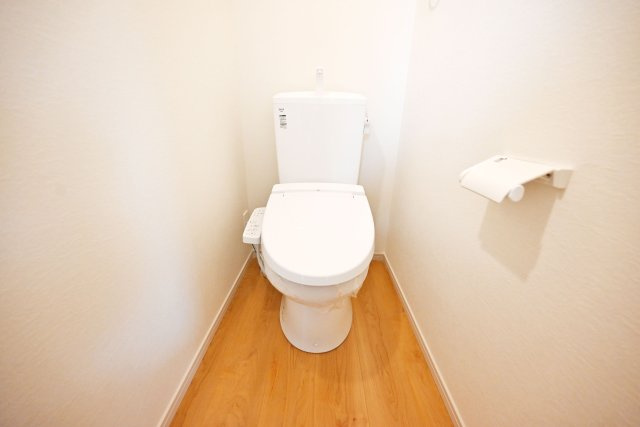 テラシエ小浜4丁目新築一戸建て│4LDK＋並列駐車2台可のトイレ|寒い日でも座った瞬間に不快な思いをしない、温水洗浄便座付きトイレです。