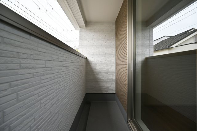 テラシエ小浜4丁目新築一戸建て│4LDK＋並列駐車2台可のバルコニー|洋室5.0帖横の西側バルコニーです。