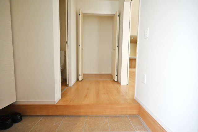 テラシエ小浜4丁目新築一戸建て│4LDK＋並列駐車2台可の玄関|玄関を外から撮影した写真です。正面には大容量の収納スペースが有るので、玄関回りを常にきれいに保つことができます。