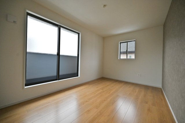 テラシエ小浜4丁目新築一戸建て│4LDK＋並列駐車2台可の洋室|主寝室想定7.5帖の洋室です。デザイン性を高めるアクセントクロスを採用。バルコニーに面した2面採光の明るいお部屋です。