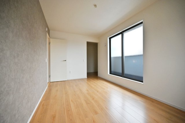 テラシエ小浜4丁目新築一戸建て│4LDK＋並列駐車2台可の洋室|主寝室想定7.5帖洋室にはウォークインクロゼットを配置。衣類や季節ものはもちろん日常で使わないような趣味用アイテムのようなものまで余裕で収納できます。