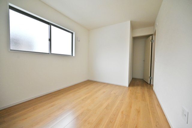 テラシエ小浜4丁目新築一戸建て│4LDK＋並列駐車2台可の洋室|2階洋室6.5帖。入口横にクローゼットあり。