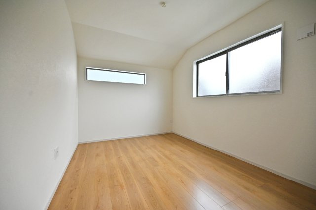 テラシエ小浜4丁目新築一戸建て│4LDK＋並列駐車2台可の洋室|2階洋室5.0帖。2面採光のお部屋です。