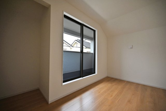 テラシエ小浜4丁目新築一戸建て│4LDK＋並列駐車2台可の洋室|2階洋室5.0帖。西側バルコニーに面したお部屋です。