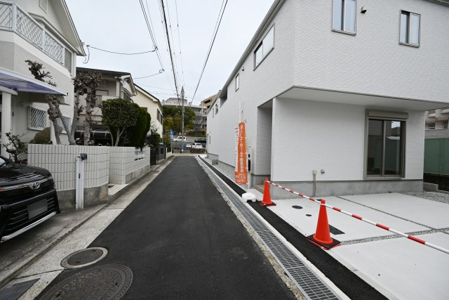 テラシエ小浜4丁目新築一戸建て│4LDK＋並列駐車2台可の前面道路含む現地写真|西側公道、幅員約4.1ｍ