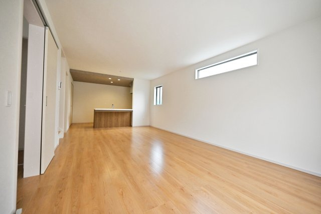 テラシエ小浜4丁目新築一戸建て│4LDK＋並列駐車2台可の居間・リビング|リビング入口から撮影した写真です。家具の配置がしやすい形状のリビングなので、お気に入りの家具をコーディネイトするのも楽しみですね。