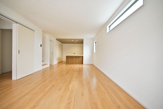 テラシエ小浜4丁目新築一戸建て│4LDK＋並列駐車2台可の居間・リビング|リビング側からキッチンに向かって撮影した写真です。キッチンでお料理している様子も見れるので家族の話が尽きることは無いですね。