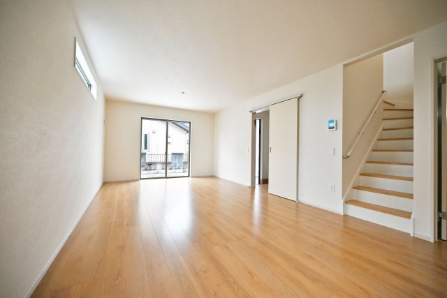 テラシエ小浜4丁目新築一戸建て│4LDK＋並列駐車2台可の居間・リビング|リビング階段を採用しているので、日常生活の中で自然と家族が顔を合わせる機会が増えるのがいいですね。