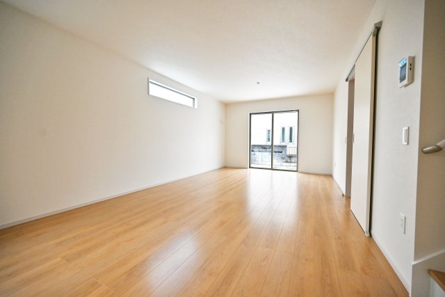 テラシエ小浜4丁目新築一戸建て│4LDK＋並列駐車2台可の居間・リビング|リビング側に大きく開いた窓から明るい陽射しが差し込む空間は、家族の笑い声が聞こえてきそうです。