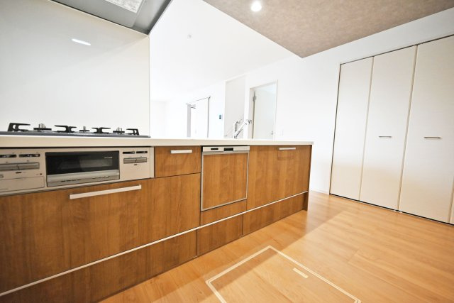 テラシエ小浜4丁目新築一戸建て│4LDK＋並列駐車2台可のキッチン|キッチン上部には折り下げ天井を採用し、空間のデザイン性を向上。又ダウンライトを配置することで作業性も確保しています。