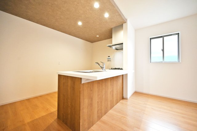 テラシエ小浜4丁目新築一戸建て│4LDK＋並列駐車2台可のキッチン|オープンタイプの対面式キッチンはお料理中でも家族とのコミュニケーションをはかれるのがいいですね。