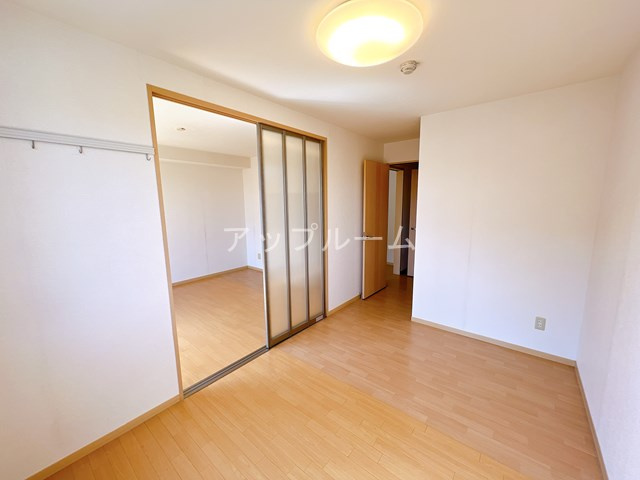 ガーデンコート出川 C棟の居間・リビング