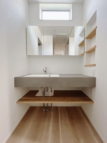 【中古戸建】太田市藪塚町の独立洗面台|■洗面室｜大きな鏡で朝の身支度もラクラク♪毎日の忙しい準備が楽しくなる洗面所です(^^♪