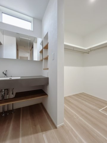 【中古戸建】太田市藪塚町の洗面所|■洗面室｜独立洗面台の横にはウォークインクローゼットがあり、身支度を全て洗面室で済ませることができるので生活動線がとってもラクチン♪
