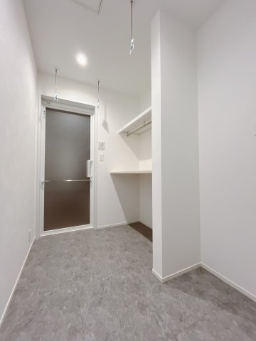 【中古戸建】太田市藪塚町の脱衣所|■脱衣室｜洗濯機を置いてもゆとりある広さの脱衣室です♪リネンスペースには、タオルやバスタオル・着替えなどが置けるので大変便利です。買い置きした洗剤もしまえてどんな時も綺麗な状態を保てます♪