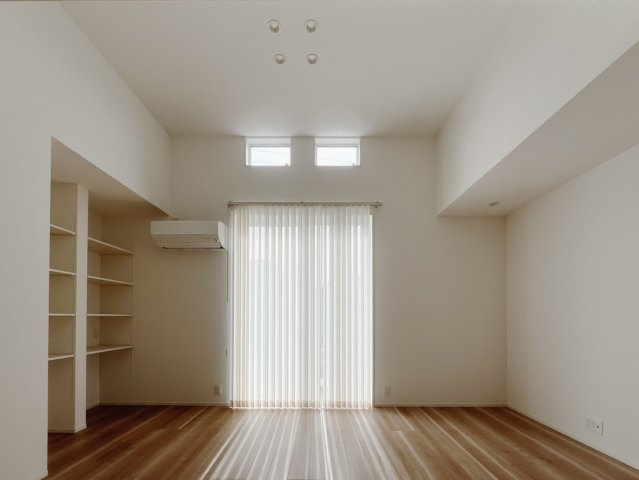 【中古戸建】太田市藪塚町の洋室|■洋室｜ダブルベッドを置いても充分な広さを2Ｆのお部屋に設けております。お子様と家族みんなで寝るのも夢じゃありません♪窓からは光が差し込むので日中でも明るいお部屋です。