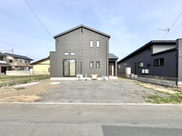 【中古戸建】太田市藪塚町の外観|■外観｜前面道路が広く見渡しが良いので、車の安全確認もばっちり！車の運転が苦手な方にも安心ですね♪