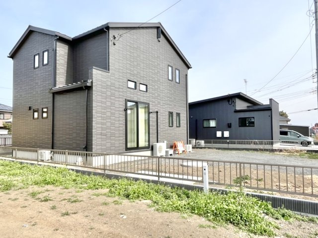 【中古戸建】太田市藪塚町の外観|■外観｜外構次第で自分好みにアレンジできる余白があり、住みながら楽しめる住まいです♪外構や植栽の計画次第で、リゾートのような非日常間のある空間づくりも可能です♪