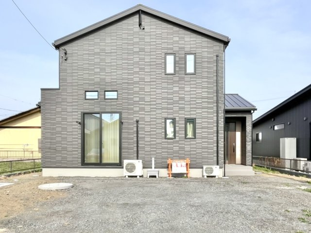 【中古戸建】太田市藪塚町の外観|■外観｜外壁のグレーカラーがシックな外観です。シンプルなデザインでありながらも「個性」を損なわず、お客様一人ひとりの暮らし方にフィットします。