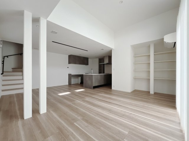 【中古戸建】太田市藪塚町のその他|■リビング｜家族でゆったりくつろげる、居心地の良いリビング♪賃貸と違って、テレビや音楽の音を気にしなくて良いことが嬉しいですね(*＾＾*)