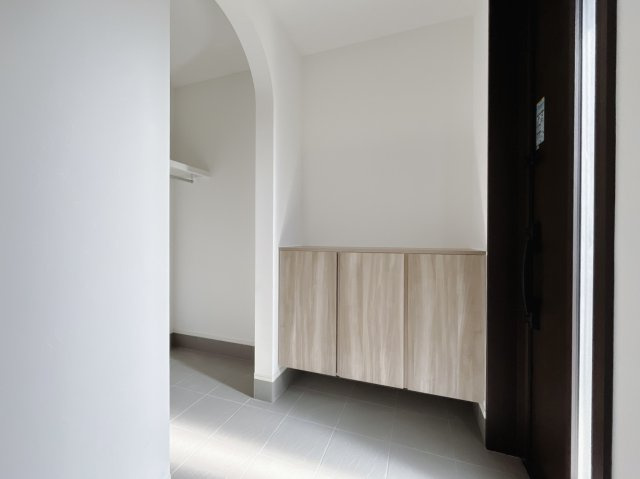【中古戸建】太田市藪塚町の玄関|■玄関収納｜太陽の光採り込む南玄関☆ご家族の靴がたくさんしまえる下駄箱付き。お子様の靴がこれから増えても安心な大きさです。