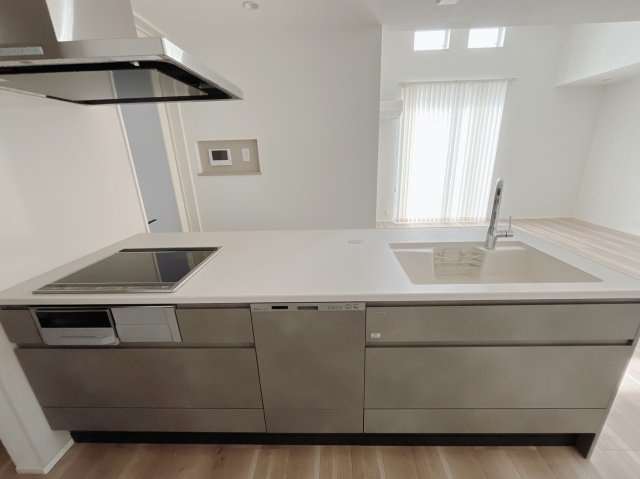 【中古戸建】太田市藪塚町のキッチン|■キッチン｜ワークトップの幅が広く、お子様といっしょにお料理をつくったり、ちょっとしたパーティーも楽しめます。フラットなのでお掃除がしやすいのもポイントです♪