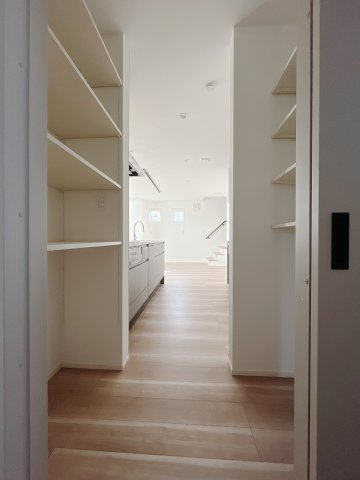 【中古戸建】太田市藪塚町の収納|■パントリー｜何かと散らかりがちなキッチンにはパントリーが大活躍。食材や調味料などがストックでき、何がどこにあるかわかりやすいので、出し入れも便利ですね。