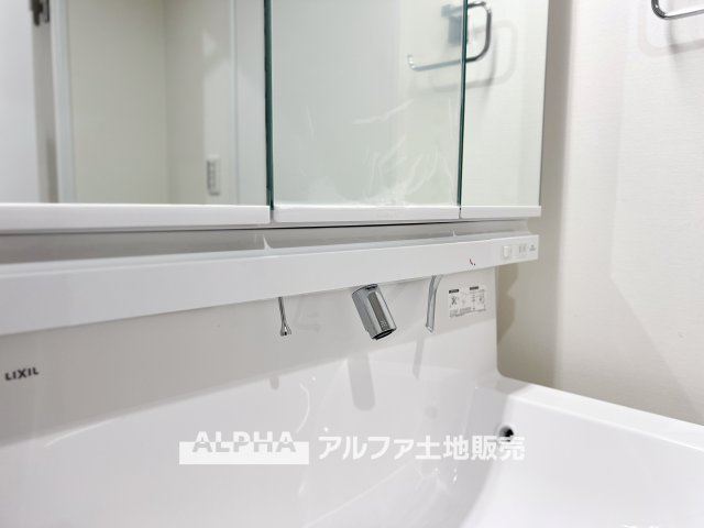 ダイアパレス河辺の洗面所|【Vanit】◆洗面台◆身支度がしやすい洗面台は、収納力にも配慮した設計。朝の準備から帰宅後まで、家族みんなが使いやすい空間です。