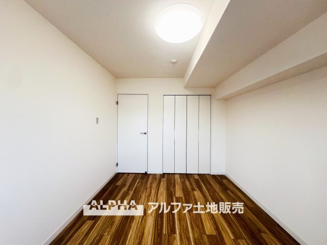 ダイアパレス河辺の洋室|【cozy room】
◆必要なもの、好きなもの◆しかないから安らげる。そんな部屋にしていく自分なりのデザインに。使いやすい部屋の形、大きい窓色々な用途が実現できる。
