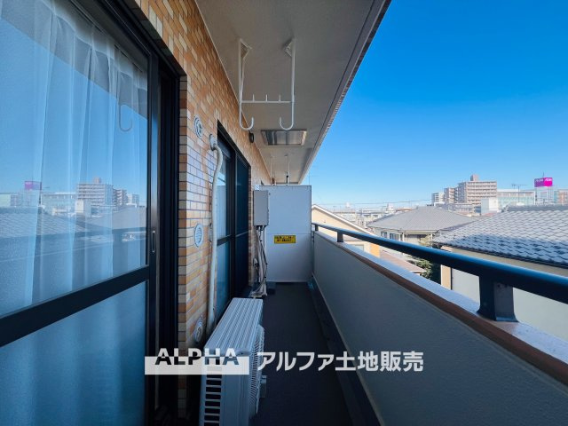 ダイアパレス河辺のバルコニー|【outward appearance】
◆バルコニー◆家から望む空はブルースカイ。隔てるものは何もなく、そこにあるのは青い空と白い雲の景色がこの街の彩りを演出している。