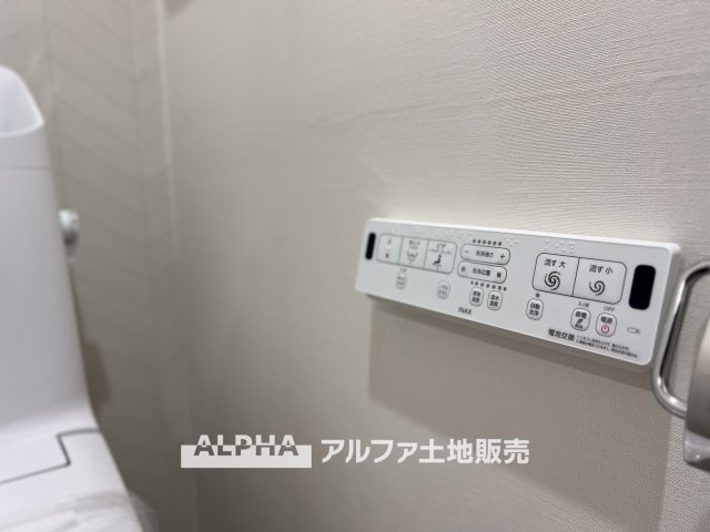 ダイアパレス河辺のトイレ|【Warm water flush toilet】
◆温水洗浄便座付きトイレ◆お掃除も楽々。快適に過ごすためには今や欠かせない設備の一つです。壁掛けリモコンで使いやすくいつでも清潔に保てます。