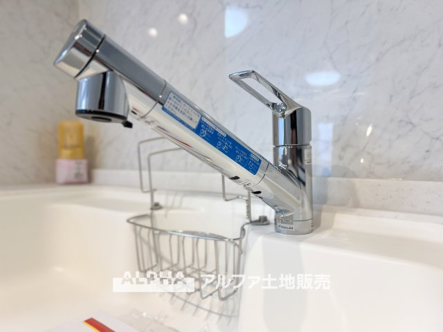 ダイアパレス河辺のキッチン|【Water cleaner】
◆浄水器◆蛇口から流れ出すお水はクリーンでいつも楽しめます。また浄水器内臓シャワー混合栓なので場所取らずのスッキリとしたスタイルです。