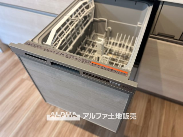 ダイアパレス河辺のキッチン|【Food washing machine】
◆食洗機◆お子様の面倒を見れる時間が増え時短になります。加えて手荒れも防げてしかも節水が高い為、大変人気があり重宝します。